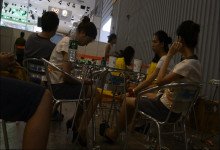 Female Employee Didn't Forget To Play Ther Shoe When Rest